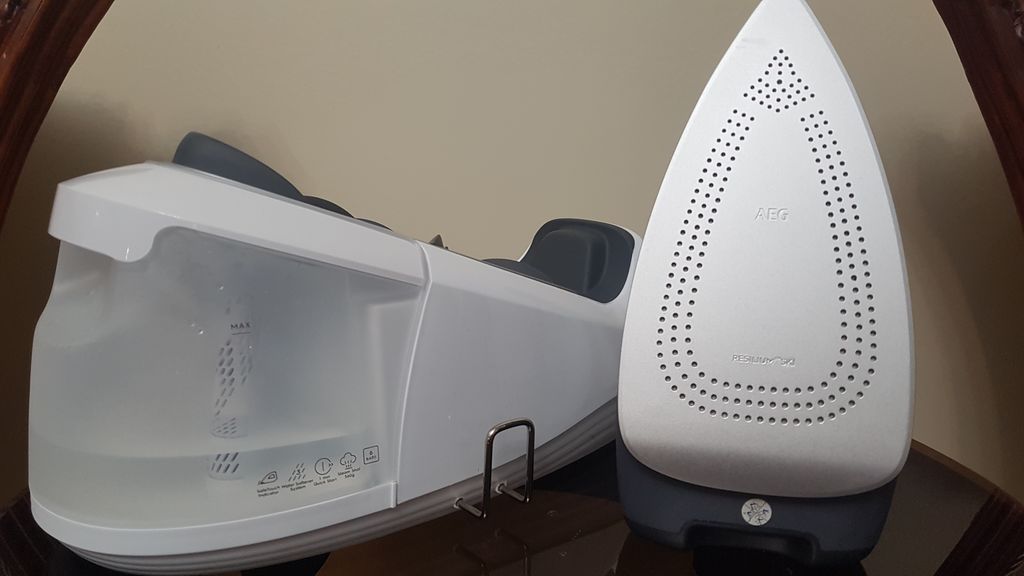 اتو مخزن دار آاگ مدل AEG ST6-1-8EG