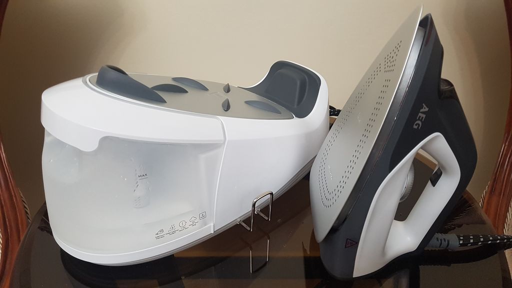 اتو مخزن دار آاگ مدل AEG ST6-1-8EG