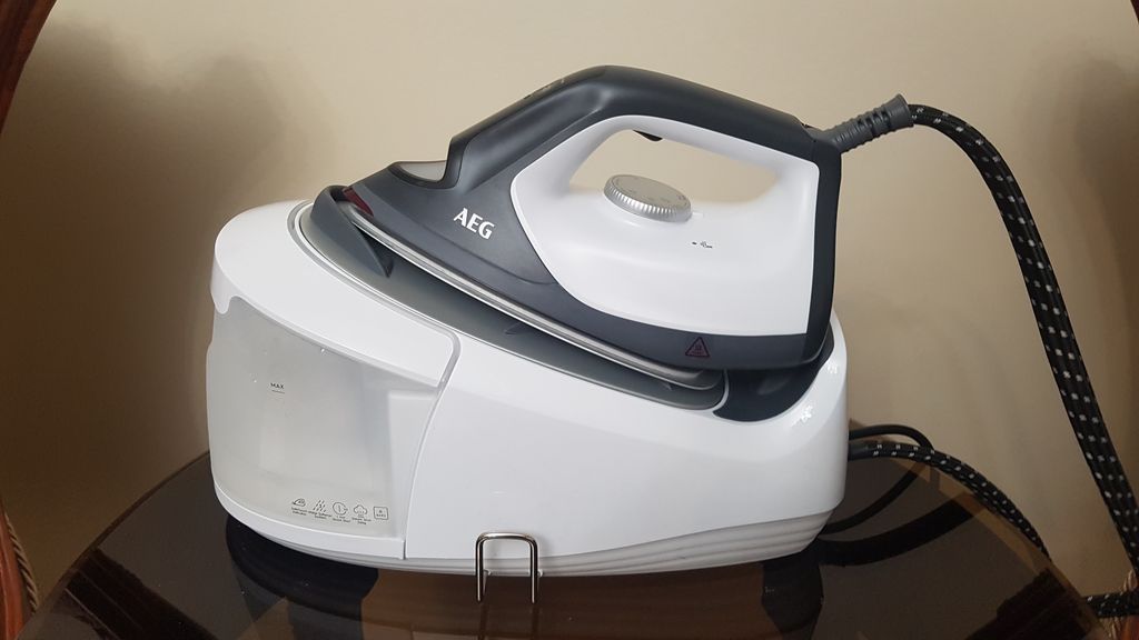 اتو مخزن دار آاگ مدل AEG ST6-1-8EG