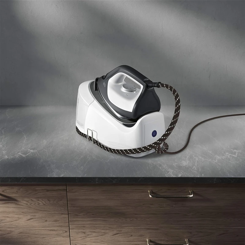 اتو مخزن دار آاگ مدل AEG ST6-1-8EG